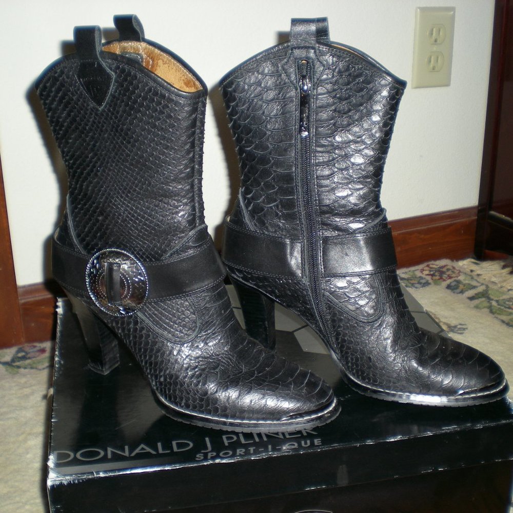 DONALD PLINER SNAKE EMBOSSED LEATHER MID CALF HIGH HEEL BOOTS 9 M